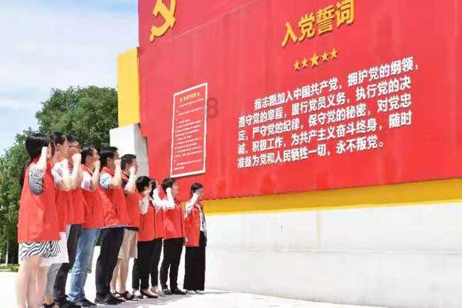滑起来 ,让激情在风雪里飞扬——太白县咀头镇初级中学开展雪季滑雪课研学实践活动